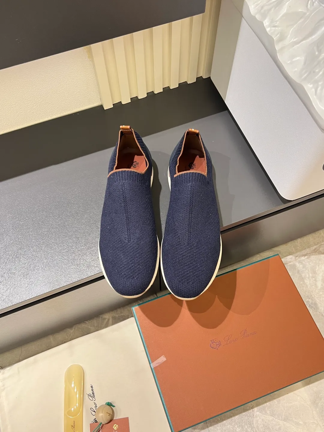 Men's Men's Shoes 💰p380 Loro Men's Shoes 💰piana/Noyo Piana 360 L Men's Shoes 💰p Flexy Walk Men's Sports Shoes These sports shoes are made of knitted wool uppers, and the heel is wrapped in smooth calf leather. Merino sheep are selected from Australia and New Zealand. The upper is machine-woven like a sweater, and then equipped with a white rubber outsole and a Kummel-colored sole. It is both beautiful and non-slip. The fabric is 100% cashmere and the insole is calf leather. It is super comfortable on the feet! Comes with full original packaging! Multiple colors available! Size: 38-44 (45 customized)